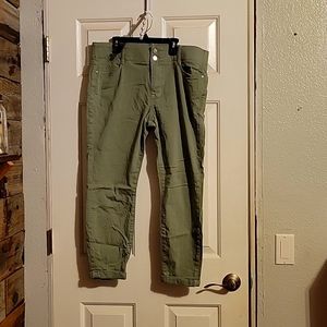 olive green pant (short)